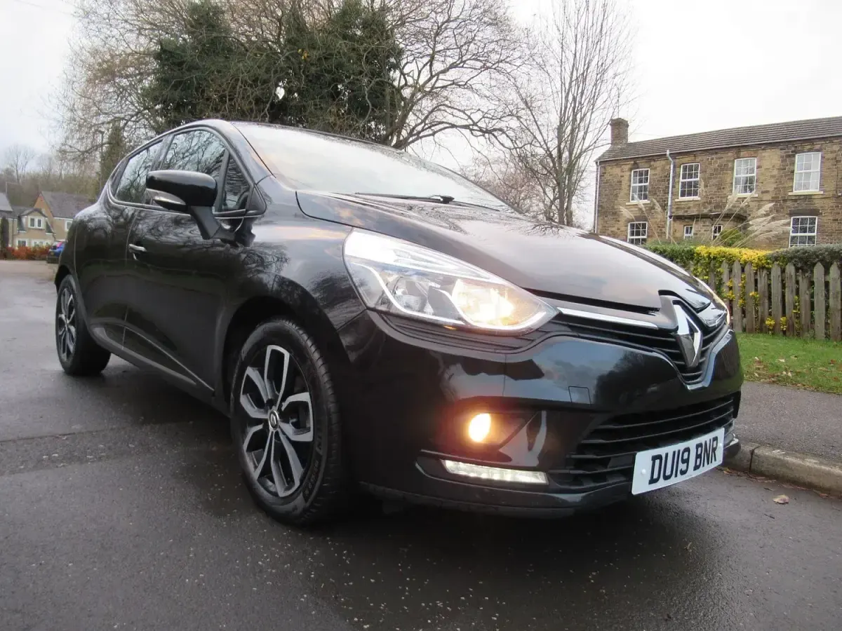 Used Renault Clio V Iconic 90 HP (66 kW) 2025 Black Hatchback