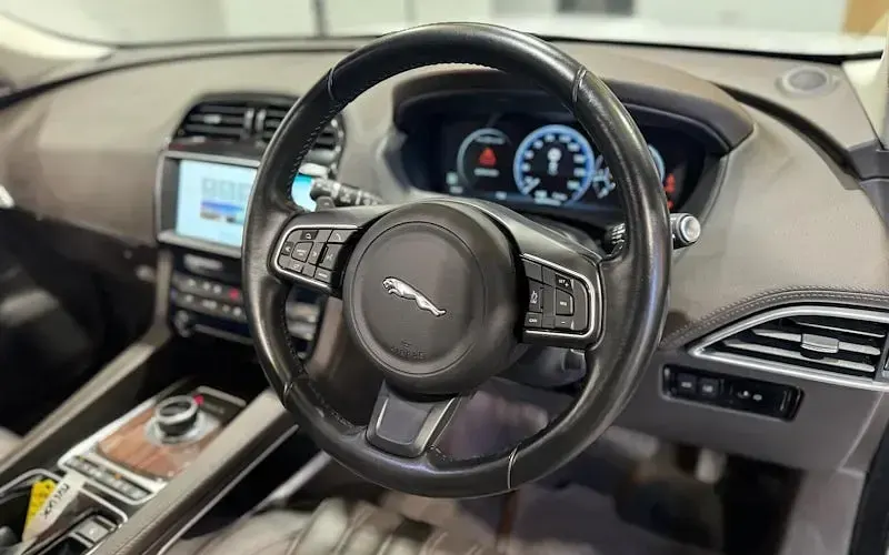 Used Jaguar F-Pace Portfolio 180 HP (132 kW) 2016 White SUV