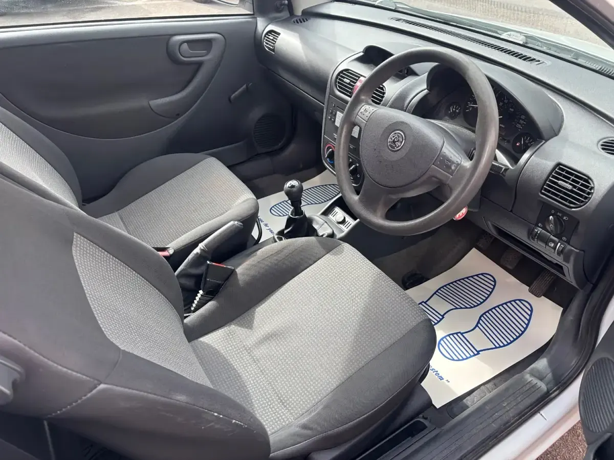 Second-hand Vauxhall Corsa 2006 Alb Hatchback