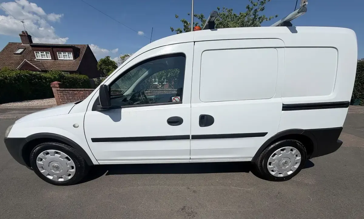 Used Vauxhall Combo 75 HP (55 kW) 2009 White MPV