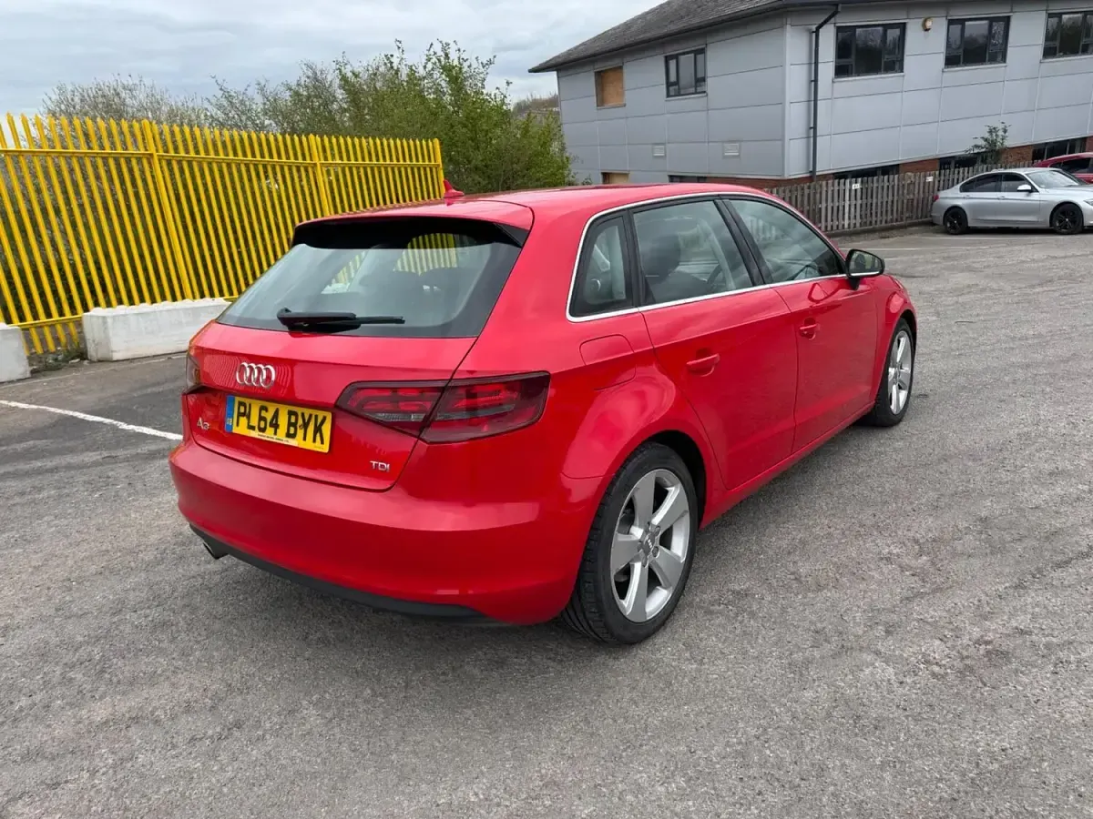 Używany Audi A3 Sportback Sport 110 KM (80 kW) 2015 Czerwony Hatchback