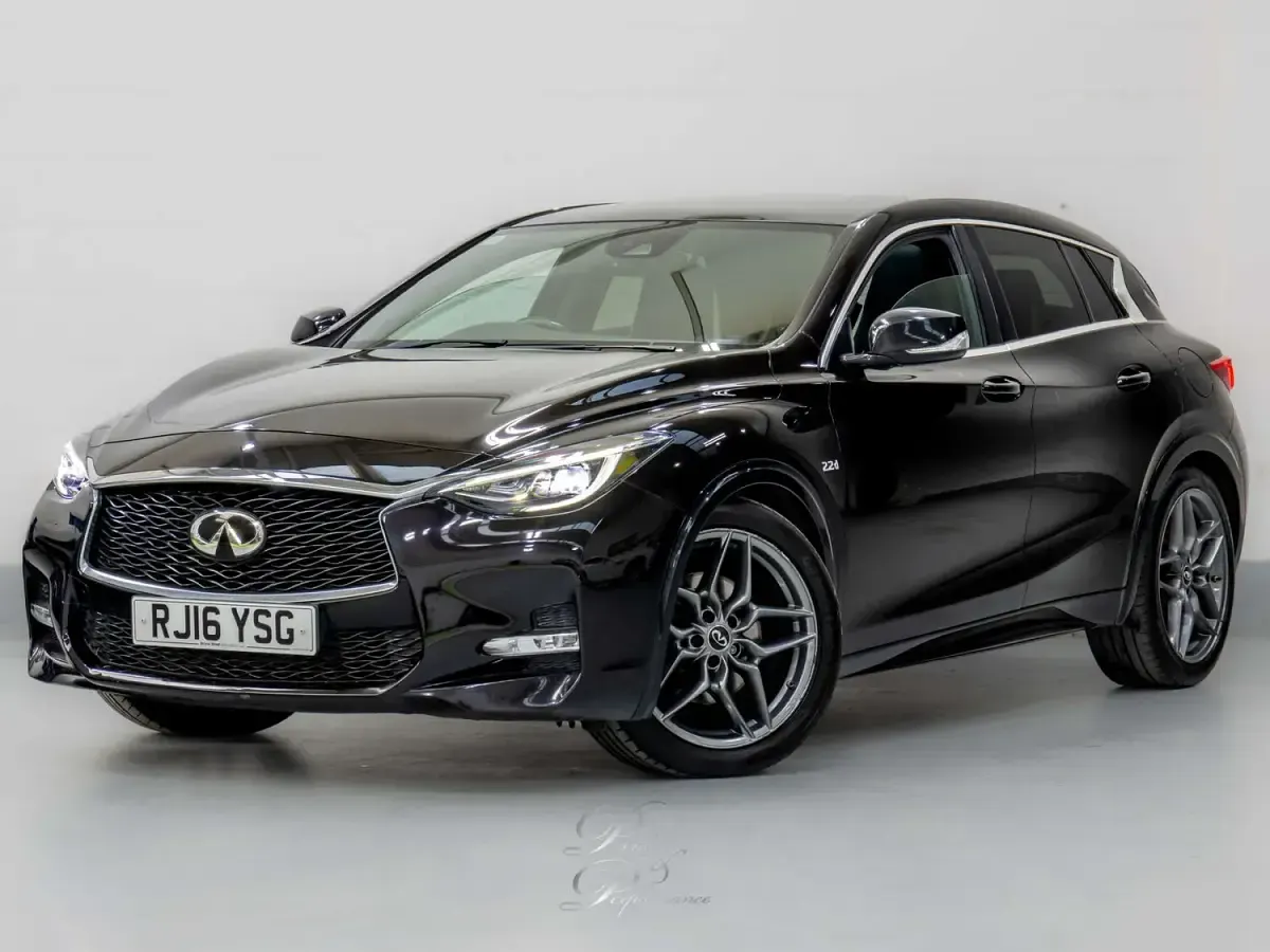 Used Infiniti Q30 Sport Tech 170 HP (125 kW) 2016 Black Hatchback