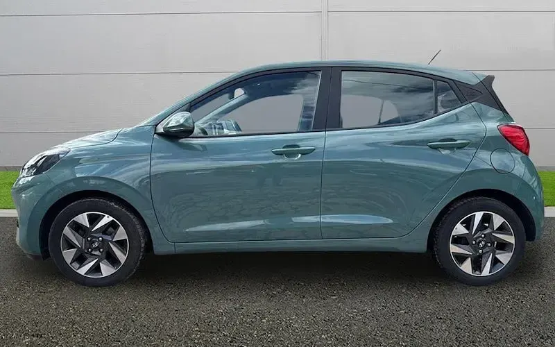 Used Hyundai i10 Advanced 67 HP (49 kW) 2024 Green Hatchback