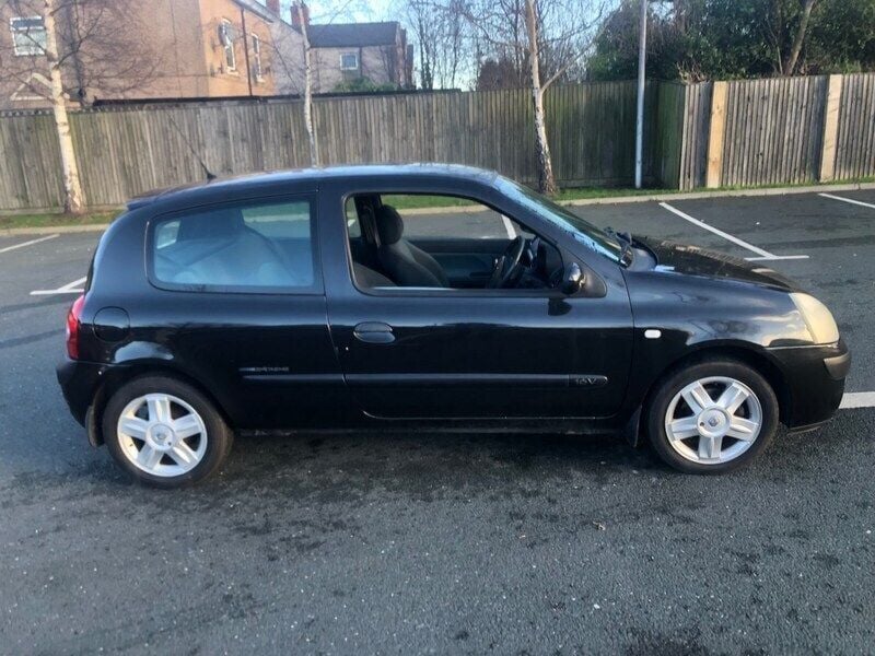 Used Renault Clio II Dynamique 75 HP (55 kW) 2005 Black Hatchback