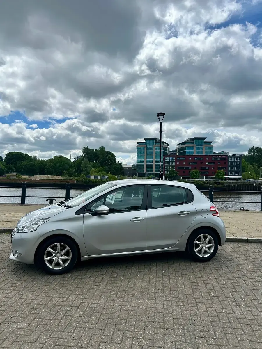 Used Peugeot 208 Active 82 HP (60 kW) 2014 Silver Hatchback