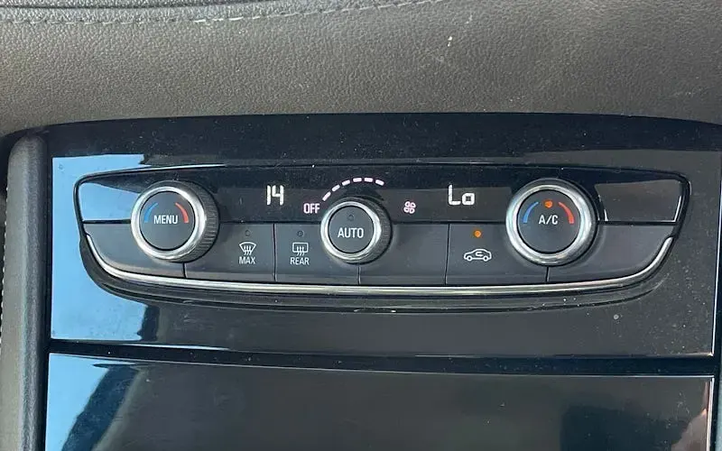 Used Vauxhall Grandland X Business Edition 131 HP (96 kW) 2019 Blue SUV