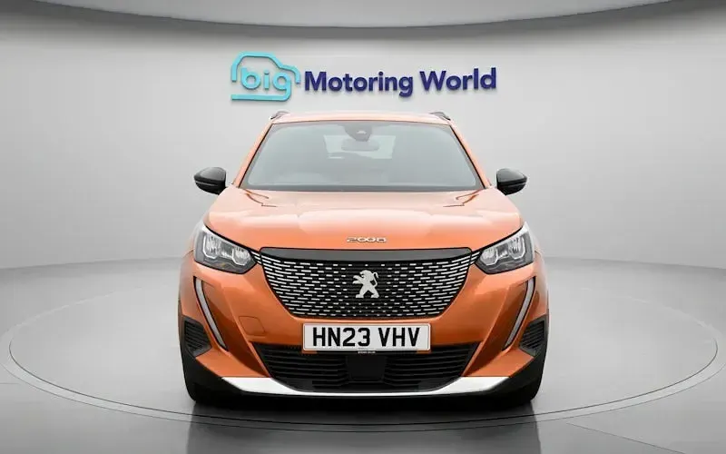 Begagnad Peugeot 2008 Allure+ 101 HK (74 kW) 2023 Orange SUV