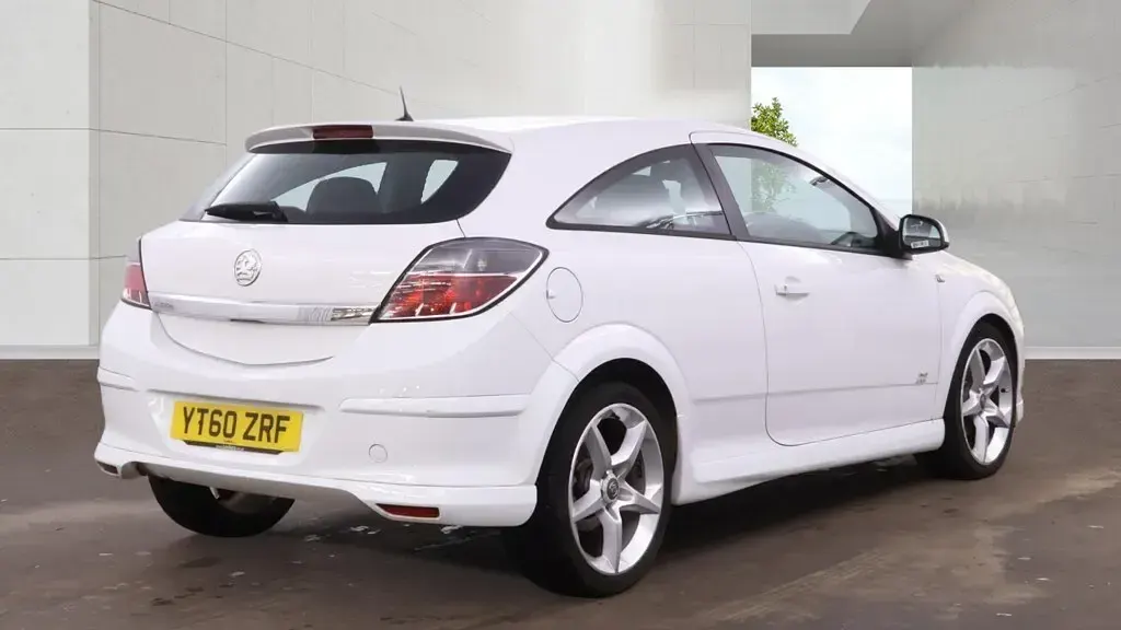 Used Vauxhall Astra Sport 2010 White Hatchback
