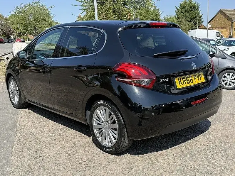 Used Peugeot 208 Allure 100 HP (73 kW) 2016 Black Hatchback