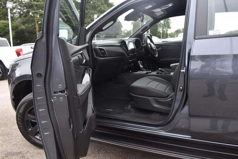 New Isuzu D-Max 164 HP (120 kW) 2025 Grey Pickup