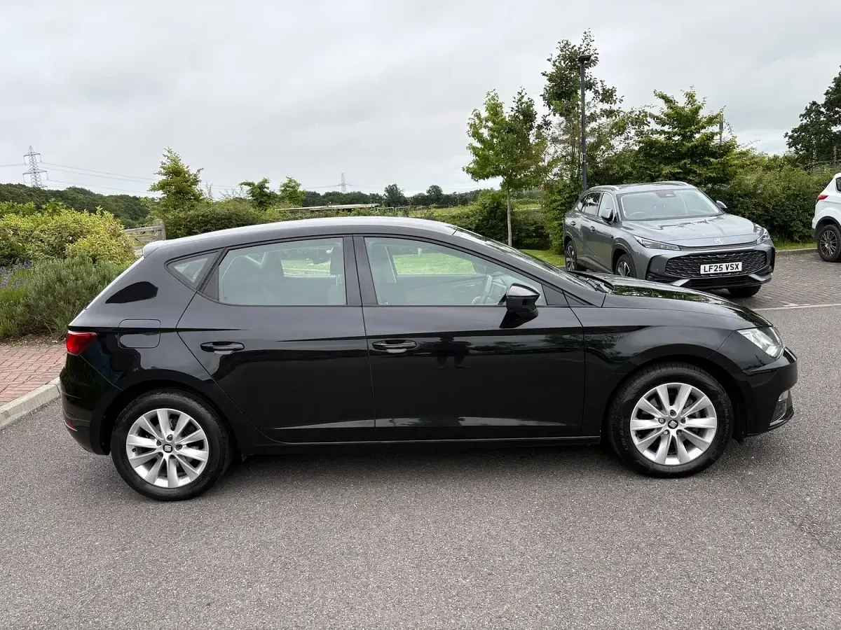 Used Seat Leon SE 115 HP (84 kW) 2019 Black Hatchback