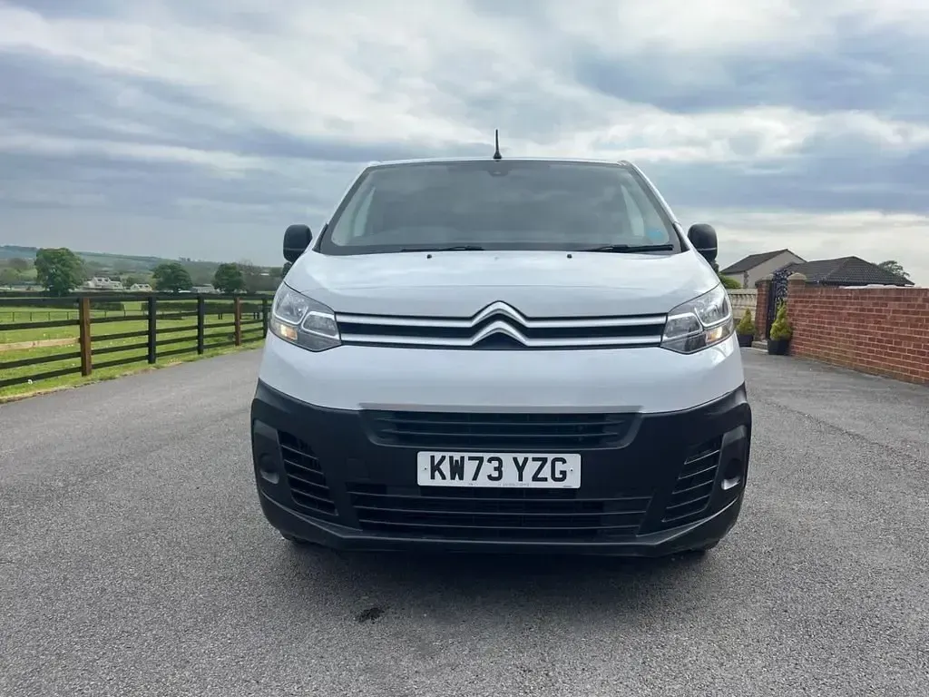 Begagnad Citroën Dispatch 2023 Vit Minibuss