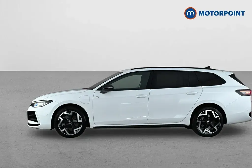 Used VW Passat R-line 272 HP (200 kW) 2025 White Estate