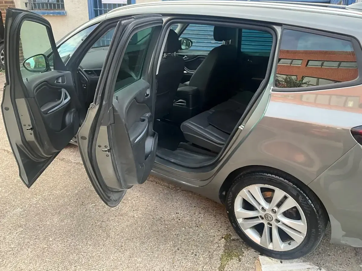 Used Vauxhall Zafira SRi 140 HP (102 kW) 2017 Grey MPV