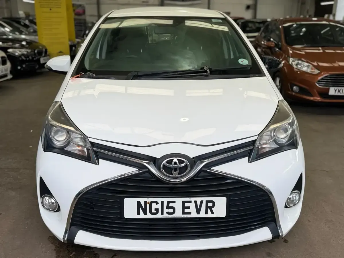 Używany Toyota Yaris 99 KM (72 kW) 2015 Biały Hatchback