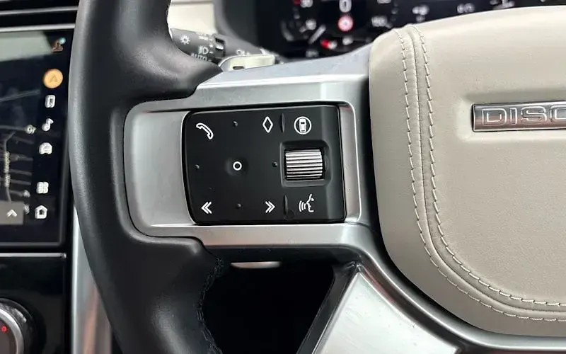 Used Land Rover Discovery HSE Dynamic 360 HP (264 kW) 2023 Black SUV
