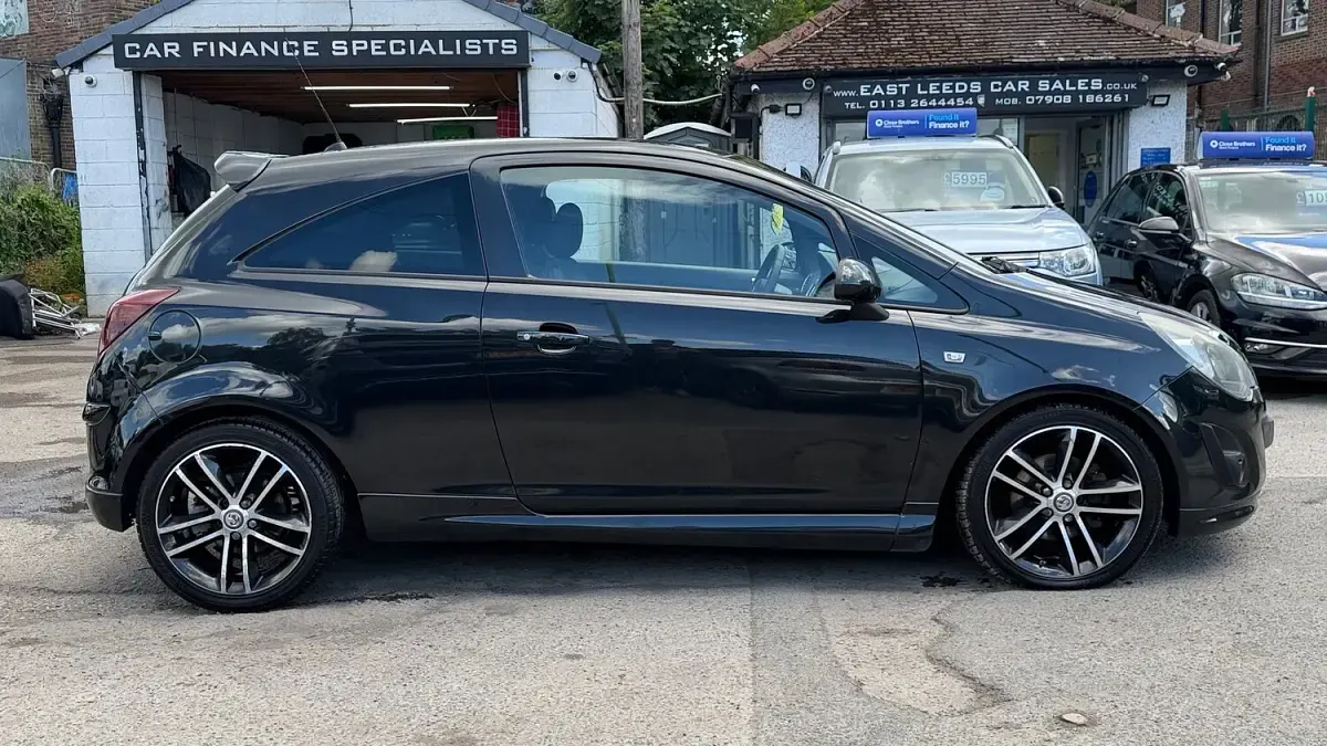 Used Vauxhall Corsa Edition 100 HP (73 kW) 2014 Black Hatchback