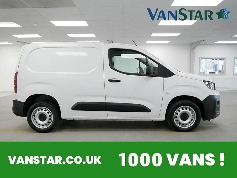 Used Peugeot Partner Premium 100 HP (73 kW) 2023 White MPV