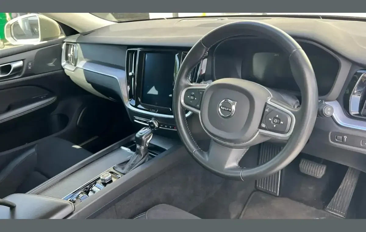 Usado Volvo V60 Momentum 150 CV (110 kW) 2019 Gris Familiar