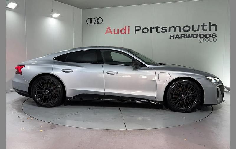 Second-hand Audi e-tron GT quattro Comfort 369 kW (503 CP) 2025 Argintiu Berlinǎ