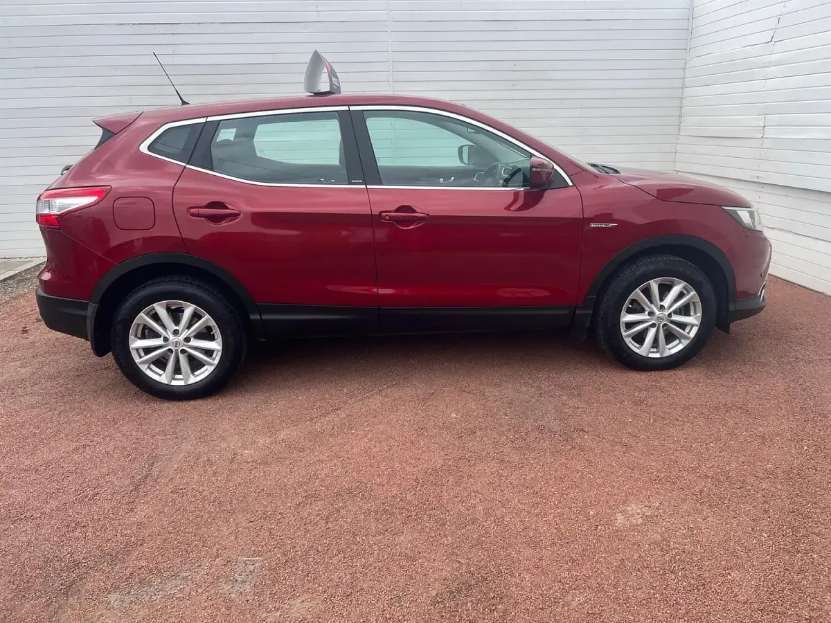 Used Nissan Qashqai Acenta 110 HP (80 kW) 2016 Red SUV