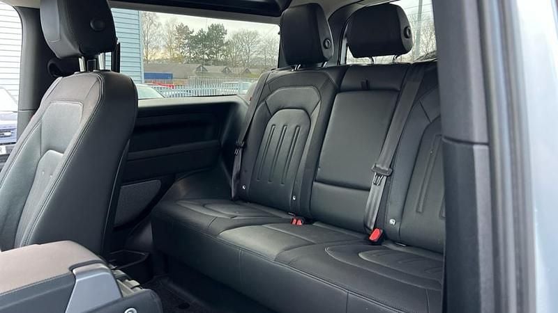 Used Land Rover Defender SE Dynamic 249 HP (183 kW) 2022 Metallic  hakuba silver SUV