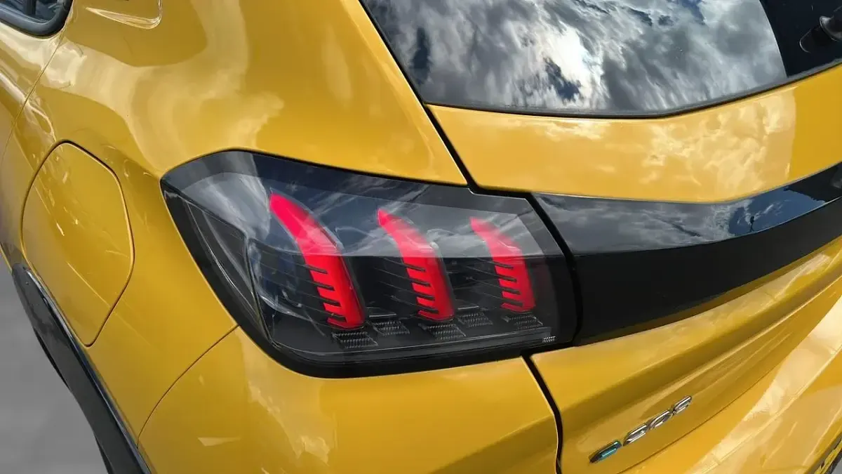 Used Peugeot e-208 Allure Premium 98 kW (134 HP) 2021 Yellow Hatchback