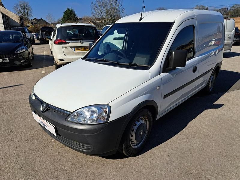 Used Vauxhall Combo 75 HP (55 kW) 2011 White MPV
