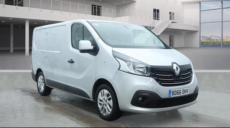 Silver Used 2016 Renault Trafic MPV | £10,990 (Good price) - Image 1/4
