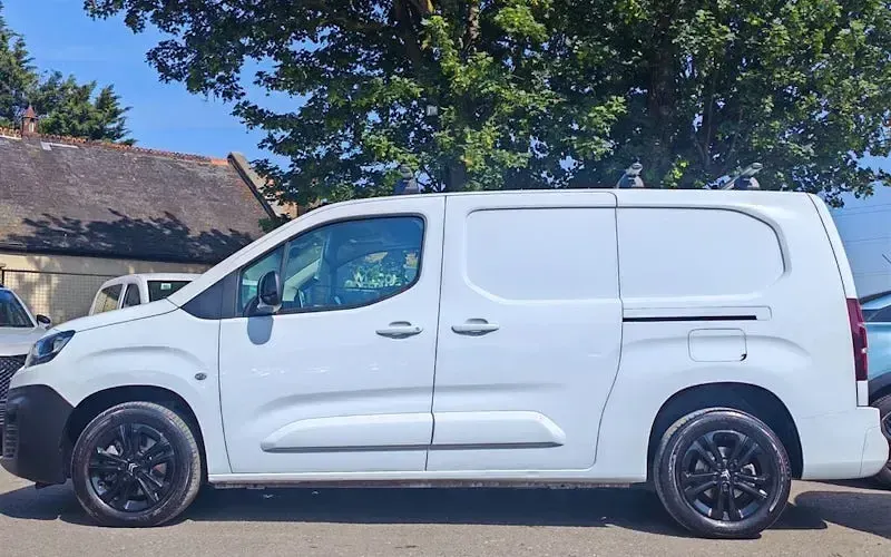 Used Citroën Berlingo 102 HP (75 kW) 2023 White MPV