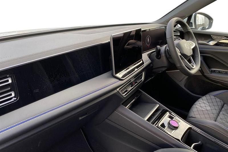 New VW Tiguan R-line 150 HP (110 kW) 2025 Pure white SUV