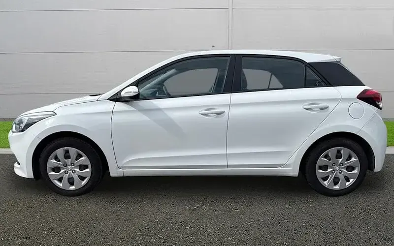 Used Hyundai i20 84 HP (61 kW) 2017 White Hatchback