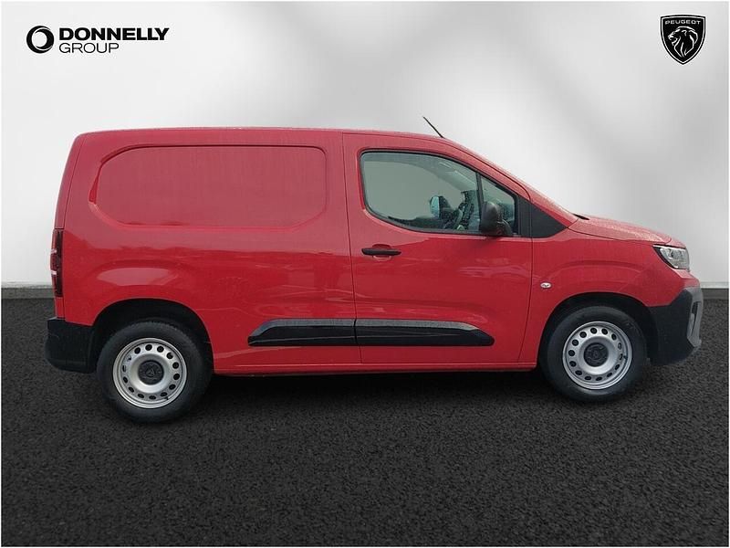 Used Peugeot Partner S 101 HP (74 kW) 2024 Red MPV