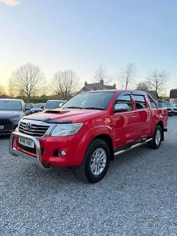 Used Toyota HiLux 171 HP (125 kW) 2015 Red Pickup