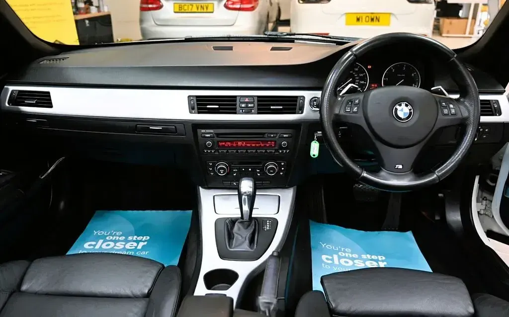 Begagnad BMW 320 Cabriolet M Sport 184 HK (135 kW) 2012 Vit Cab