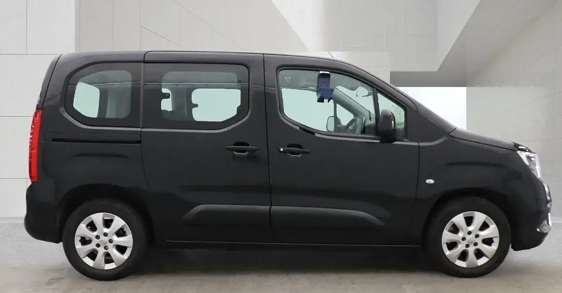 Begagnad Vauxhall Combo Design Edition 100 HK (73 kW) 2019 Svart Minibuss