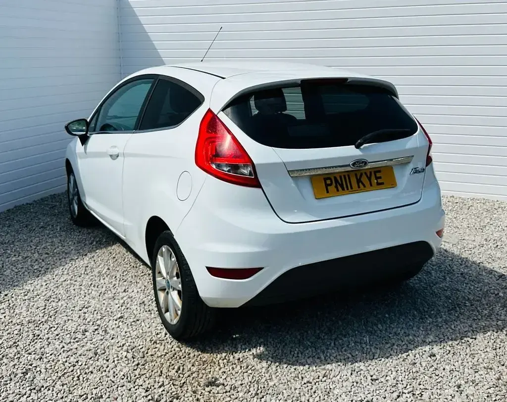 Used Ford Fiesta Zetec 69 HP (50 kW) 2011 White Hatchback