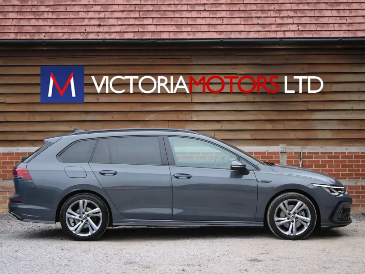Begagnad VW Golf VIII R-line 2022 Grå Kombi