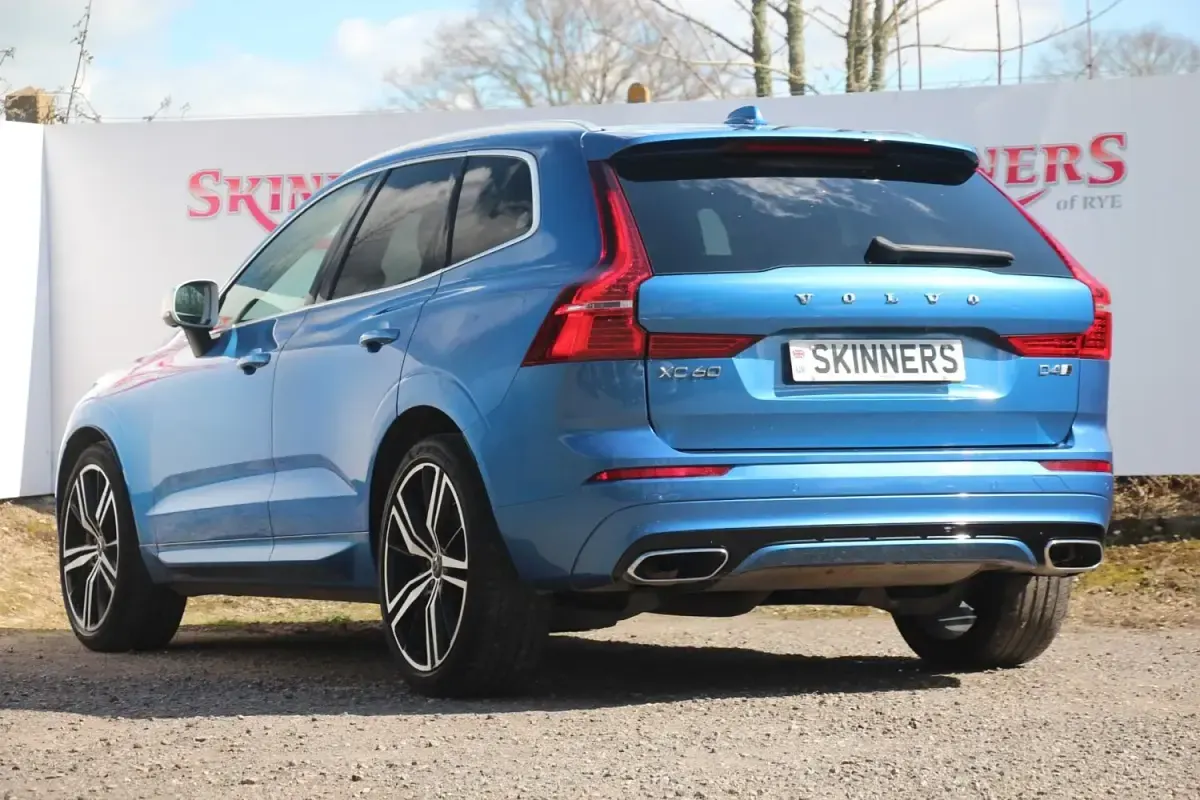 Usado Volvo XC60 R-Design Pro 190 HP (139 kW) 2018 Azul SUV
