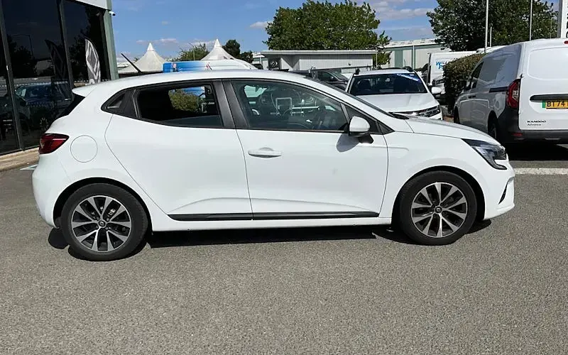 Used Renault Clio Iconic 90 HP (66 kW) 2021 White Hatchback