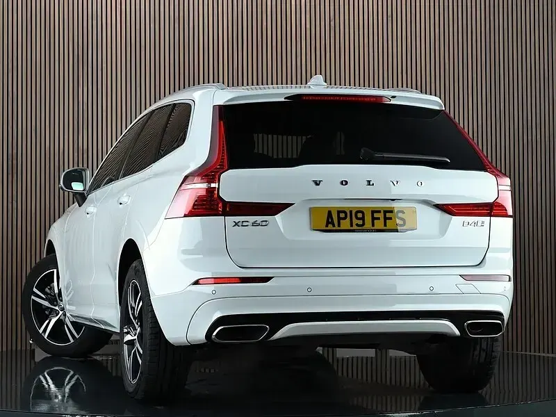 Used Volvo XC60 R-Design 190 HP (139 kW) 2019 White SUV