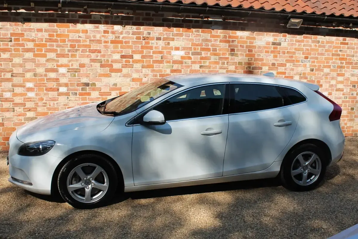 Used Volvo V40 2016 White Hatchback