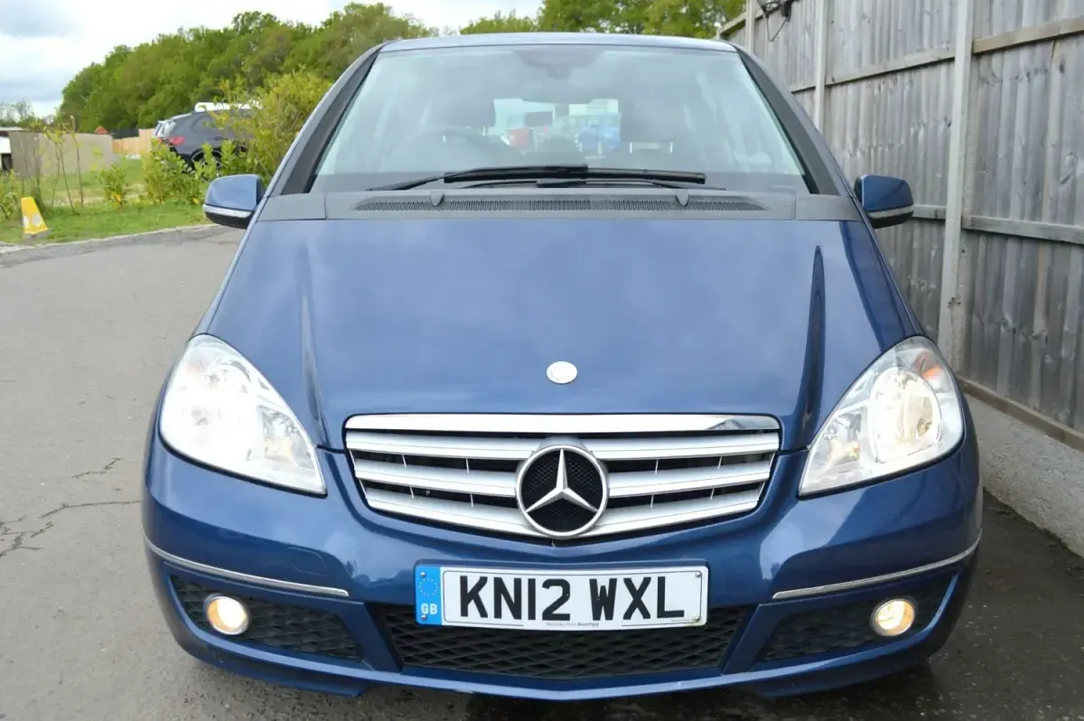 Begagnad Mercedes A180 Avantgarde 2012 Blå Halvkombi