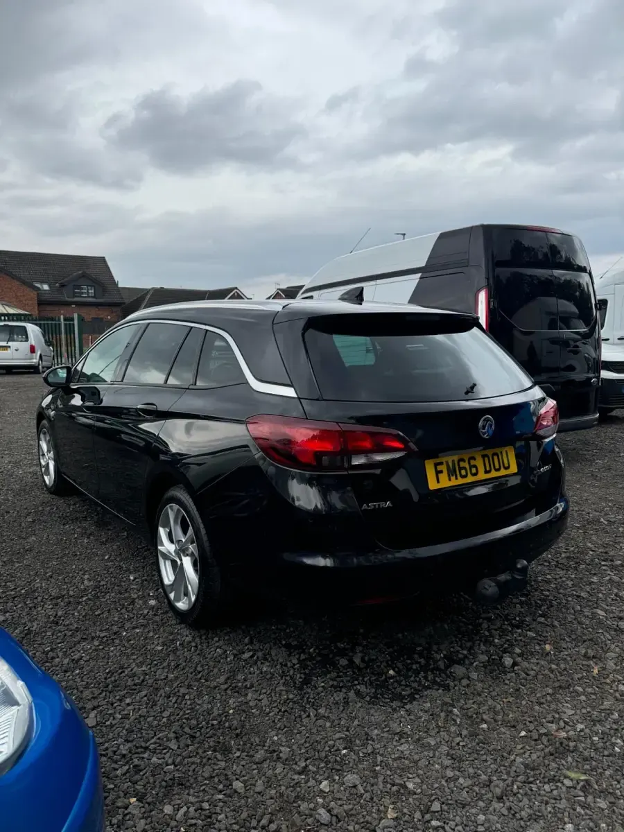 Used Vauxhall Astra SRi 108 HP (79 kW) 2017 Black Estate