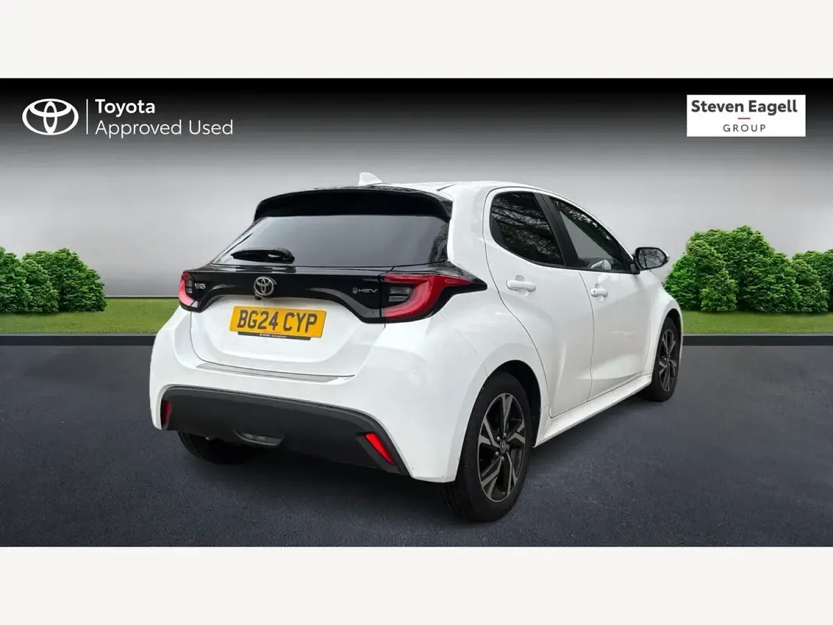 Used Toyota Yaris Design 2024 White Hatchback