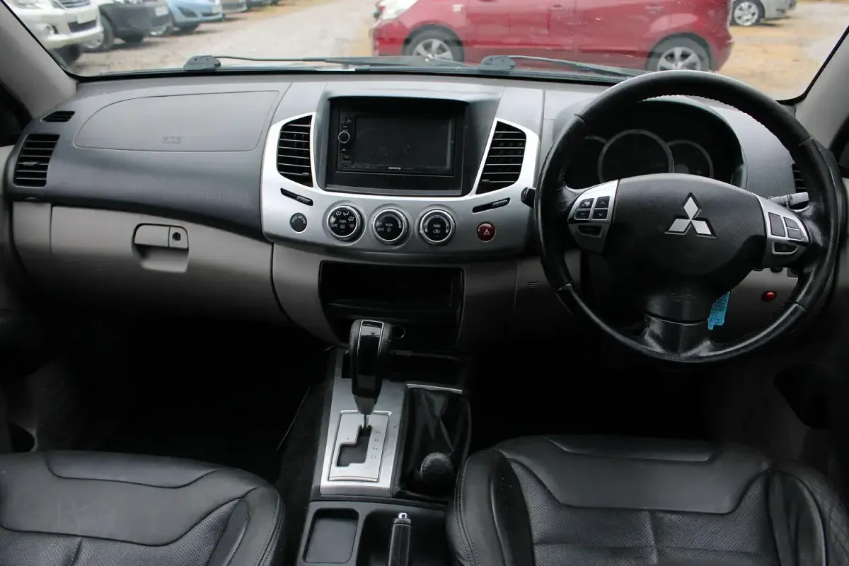 Used Mitsubishi L200 178 HP (130 kW) 2012 Brown Pickup