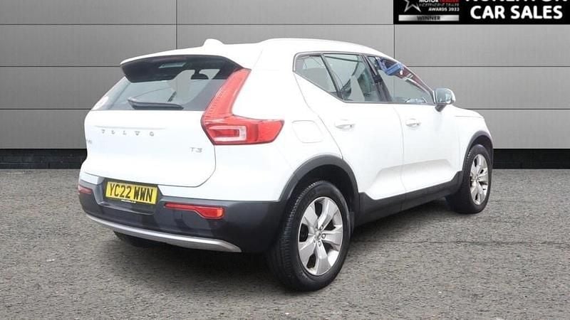 Used Volvo XC40 Momentum 2022 White SUV
