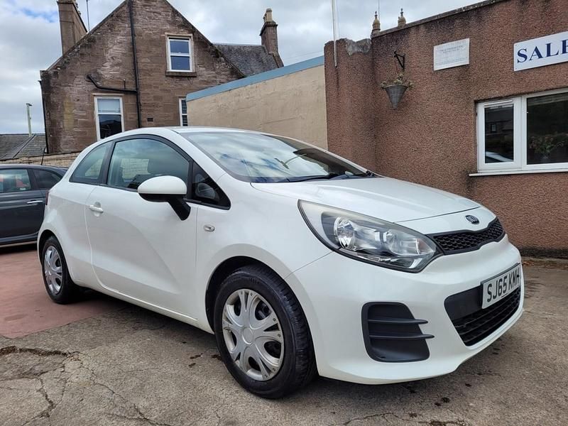 White Used 2015 Kia Rio Hatchback | £4,350 (Fair price) - Image 1/4