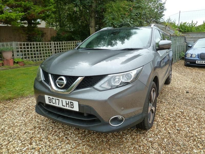 Grey Used 2017 Nissan Qashqai N-Connecta SUV | £6,975 (Fair price) - Image 1/4