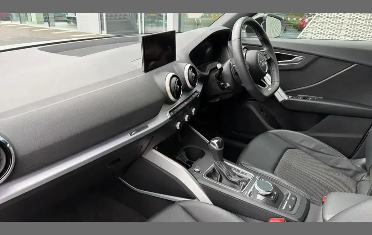 Used Audi Q2 Black Edition 147 HP (108 kW) 2022 White SUV